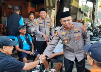 Kapolsek Tamalate dan Waka Polsek Sapa Warga Di Warkop, Jalin Kedekatan Dan Sampaikan Pesan Kamtibmas
