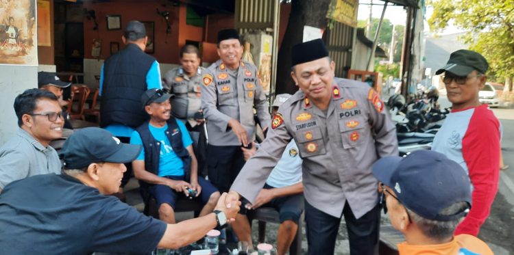 Kapolsek Tamalate dan Waka Polsek Sapa Warga Di Warkop, Jalin Kedekatan Dan Sampaikan Pesan Kamtibmas