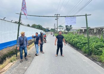LPM Sunggal Lakukan Aksi Portalisasi Jalan Kelas III Hingga Malam Hari