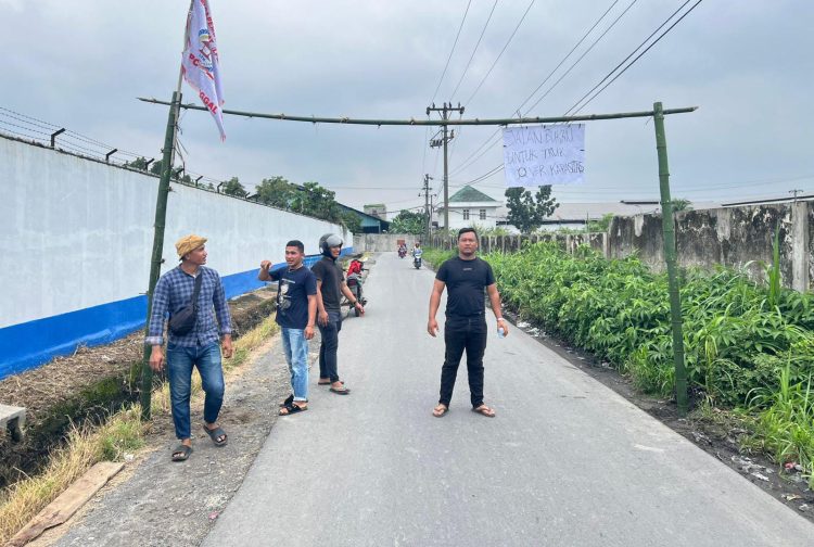 LPM Sunggal Lakukan Aksi Portalisasi Jalan Kelas III Hingga Malam Hari