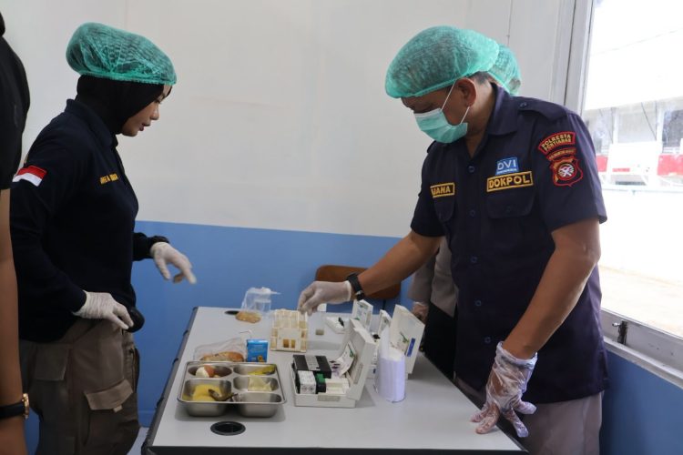 Polda Kalbar Pastikan MBG Bebas Zat Berbahaya dengan Uji Reagen Secara Ketat