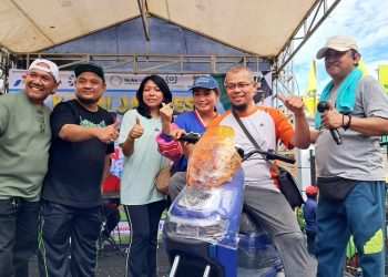 Radian Azhar Serahkan Grand Prize Motor Listrik ke Peserta Jalan Sehat Kahmi Jaya Fest 2025