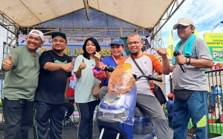 Radian Azhar Serahkan Grand Prize Motor Listrik ke Peserta Jalan Sehat Kahmi Jaya Fest 2025