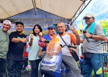 Radian Azhar Serahkan Grand Prize Motor Listrik Kepada Peserta Jalan Sehat Kahmi Jaya Fest 2025