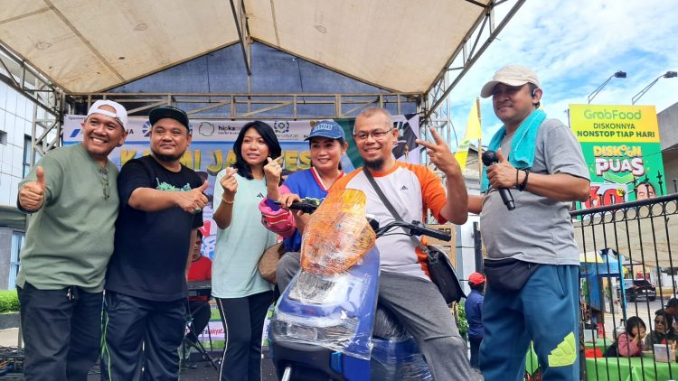 Radian Azhar Serahkan Grand Prize Motor Listrik Kepada Peserta Jalan Sehat Kahmi Jaya Fest 2025