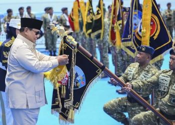 Jelang HUT TNI, Prabowo berlayar ke Teluk Jakarta dengan KRI Radjiman