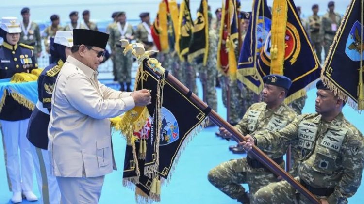 Jelang HUT TNI, Prabowo berlayar ke Teluk Jakarta dengan KRI Radjiman