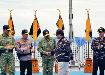 Jelang HUT TNI, Prabowo berlayar ke Teluk Jakarta dengan KRI Radjiman