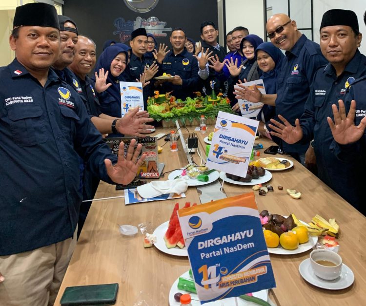 DPD NasDem Kabupaten Bekasi Rayakan HUT ke-14 dengan Aksi Sosial dan Pemotongan Tumpeng