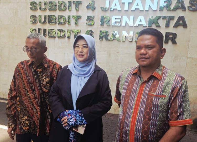 Kuasa Hukum Tifauzia Tyassuma  Tegaskan Komitmen Klien Penuhi Kewajiban Wajib Lapor di Polda Metro Jaya
