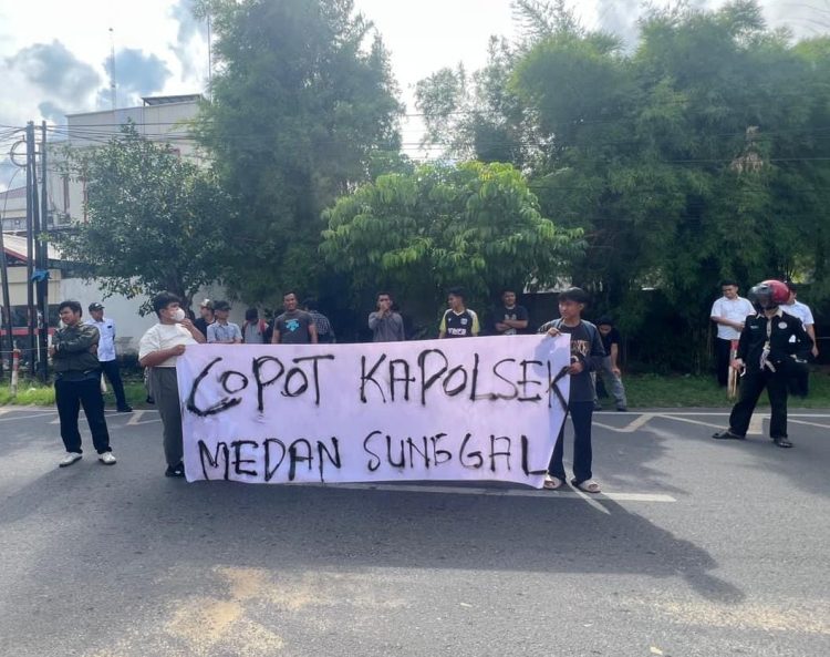 LPM Kecamatan Sunggal dan Mahasiswa Gelar Aksi di Depan Polrestabes Medan, Desak Kapolsek Sunggal Dicopot
