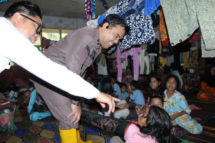 Anak-Anak Pengungsi Banjir Madina Tersenyum, Kejari Datang Bawa Bantuan