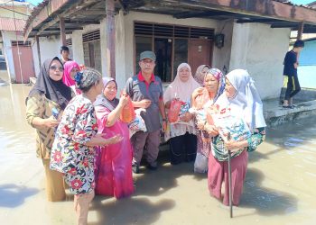 Ringankan Beban Warga Korban Banjir, Ketua SMSI Sergai Salurkan Bantuan Sembako