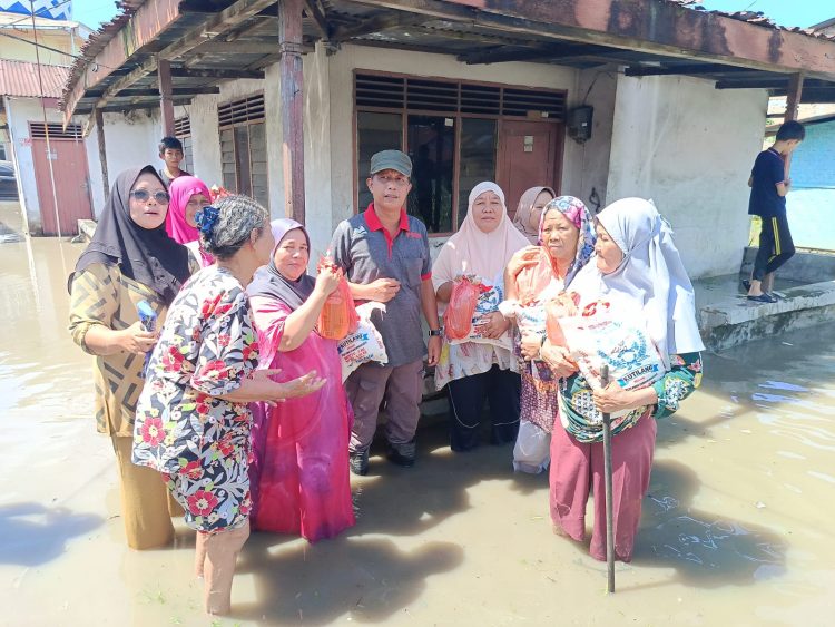 Ringankan Beban Warga Korban Banjir, Ketua SMSI Sergai Salurkan Bantuan Sembako