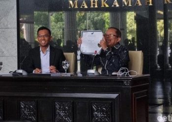 Hakim MK Arsul Sani Tunjukan Ijazah Asli hingga Foto Wisuda ke Publik