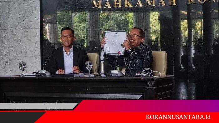 Hakim MK Arsul Sani Tunjukan Ijazah Asli hingga Foto Wisuda ke Publik
