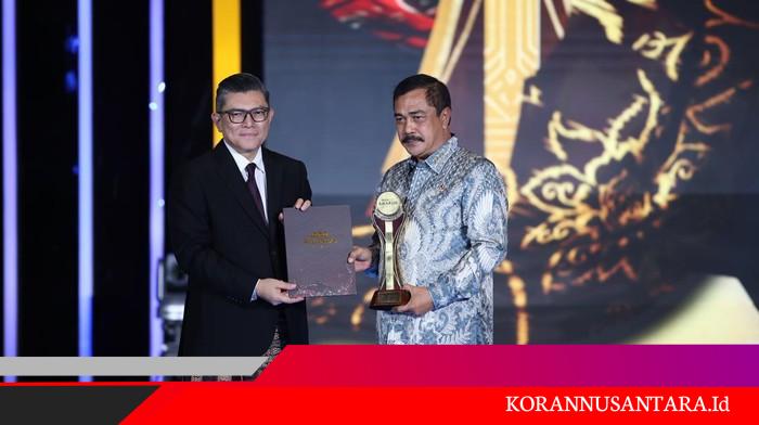 Agus Andrianto Raih Awards ‘Tokoh Transformasi Pelayanan Imigrasi dan Pemasyarakatan Berdampak’ 2025