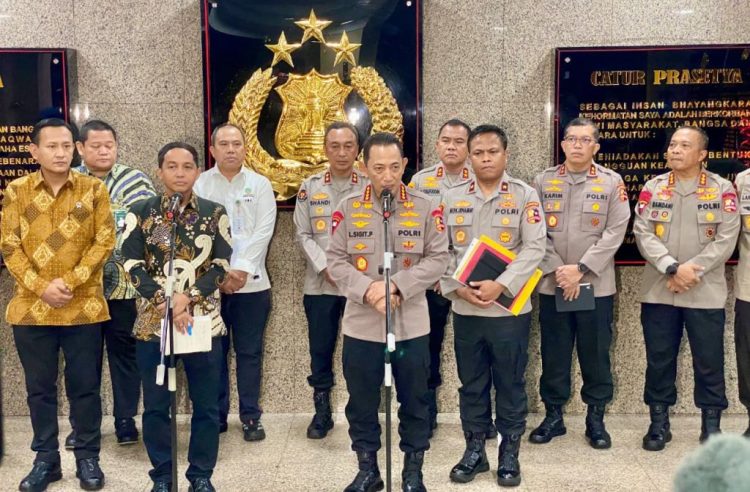 Kapolri-Menhut Bentuk Satgas Gabungan Usut Temuan Kayu Gelondongan Bencana di Sumatera