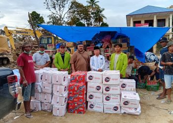 UNAR Sebagai Kampus Posko Siaga Bencana Salurkan Bantuan Air Mineral Untuk Warga Hutagodang Terdampak Bencana