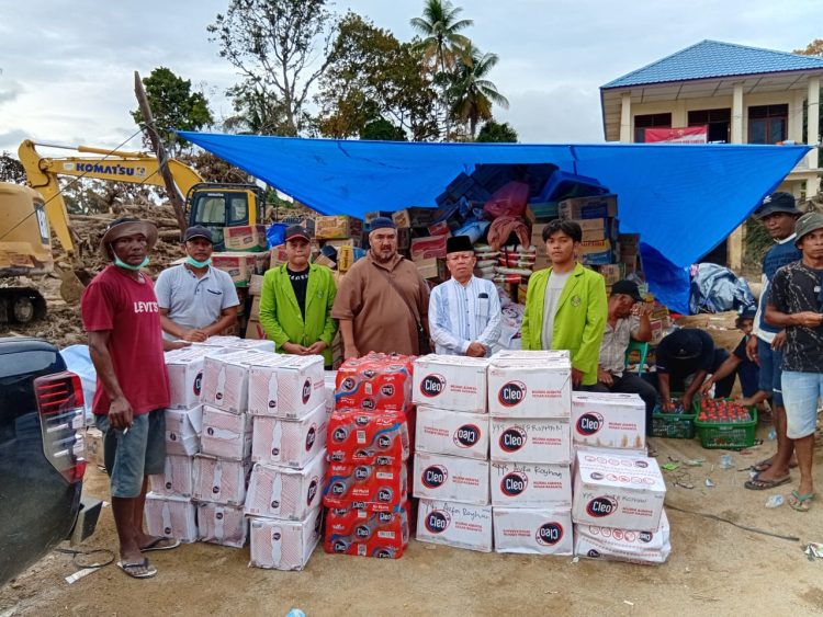 UNAR Sebagai Kampus Posko Siaga Bencana Salurkan Bantuan Air Mineral Untuk Warga Hutagodang Terdampak Bencana