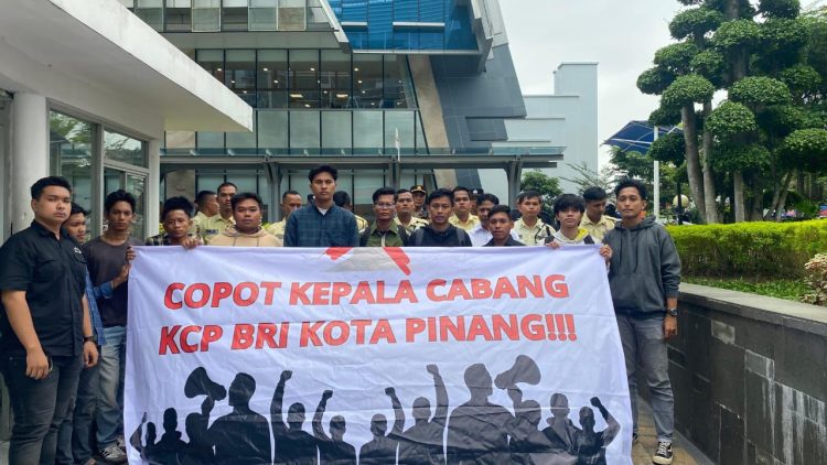 Geruduk Menara BRI Medan, Mahasiswa Desak Copot Kepala BRI Kota Pinang, Dugaan Lelang Sepihak