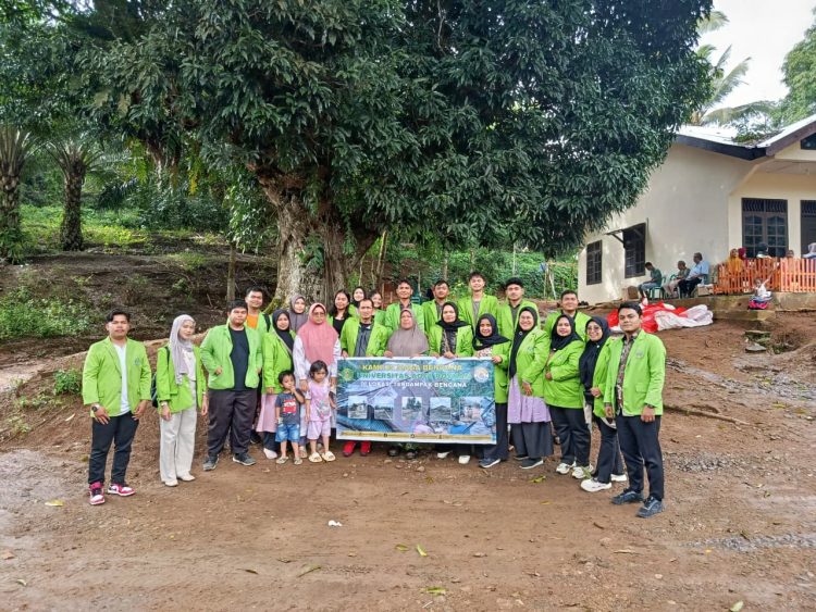 Prodi Kesehatan Masyarakat Universitas Aufa Royhan Salurkan Bantuan Bahan Pokok ke Desa Napa