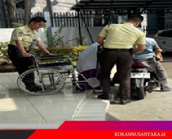 Pelayanan Humanis, Security BRI Bintaro Dampingi Nasabah Pensiunan Lansia Pengguna Kursi Roda