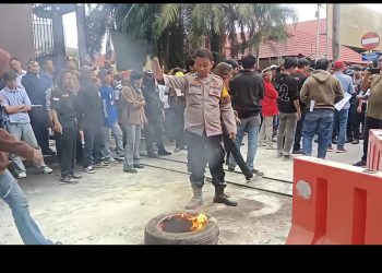Aksi Unjuk Rasa Gabungan Ormas dan Mahasiswa di Mapolda Sulsel, Tuntut Penindakan Tegas Oknum Polri & Mafia Tanah
