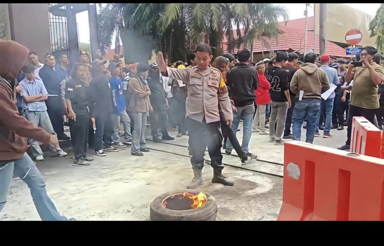 Aksi Unjuk Rasa Gabungan Ormas dan Mahasiswa di Mapolda Sulsel, Tuntut Penindakan Tegas Oknum Polri & Mafia Tanah
