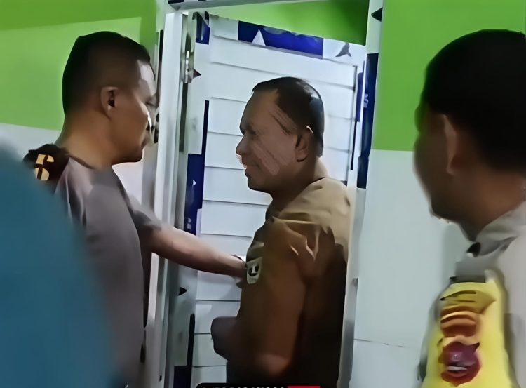 Dua Pria Terciduk di Kamar Mandi Masjid, Satu Guru ASN dan Mantan Muridnya
