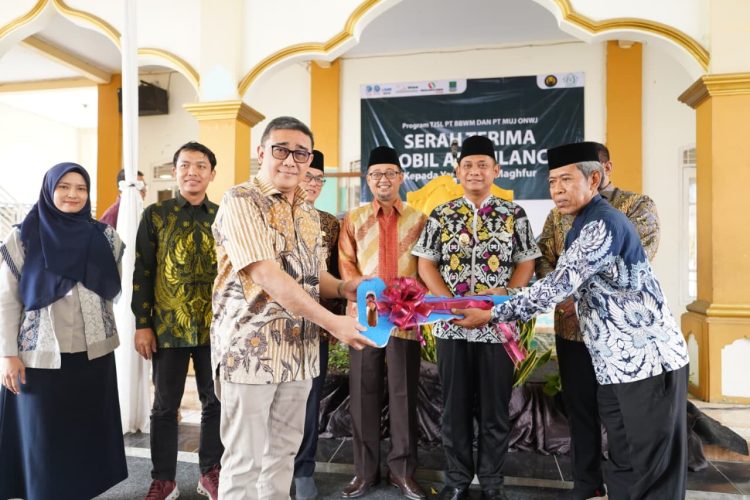 PT BBWM Serahkan Bantuan Mobil Ambulance untuk Yayasan Pendidikan Islam Al-Maghfur Babelan