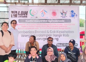 Kolaborasi Masyarakat Sipil Turun ke Muaragembong, Salurkan Donasi dan Cek Kesehatan Warga Terdampak Banjir Rob