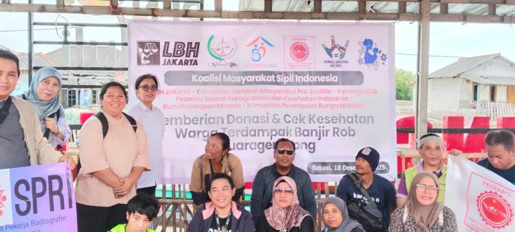 Kolaborasi Masyarakat Sipil Turun ke Muaragembong, Salurkan Donasi dan Cek Kesehatan Warga Terdampak Banjir Rob