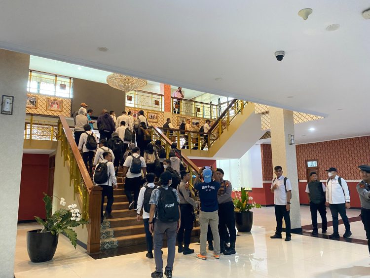 Breaking News : Tim KPK Sambangi Kantor Bupati Bekasi, Pendalaman Dugaan Ijon Proyek Terus Bergulir