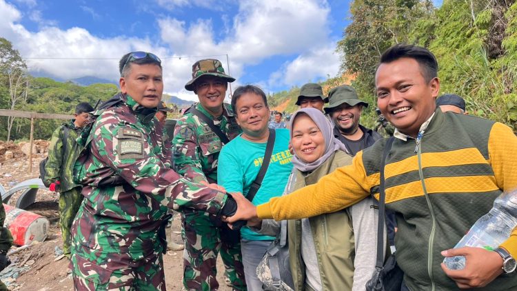 15 Jam Menembus Medan Ekstrem, Baret ICMI Hadirkan Starlink untuk TNI dan Warga