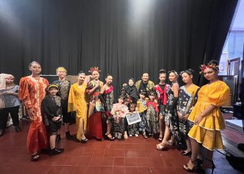 Komunitas Batik Bekasi Angkat Batik Khas Daerah di Indonesia Fashion Runway Jakarta