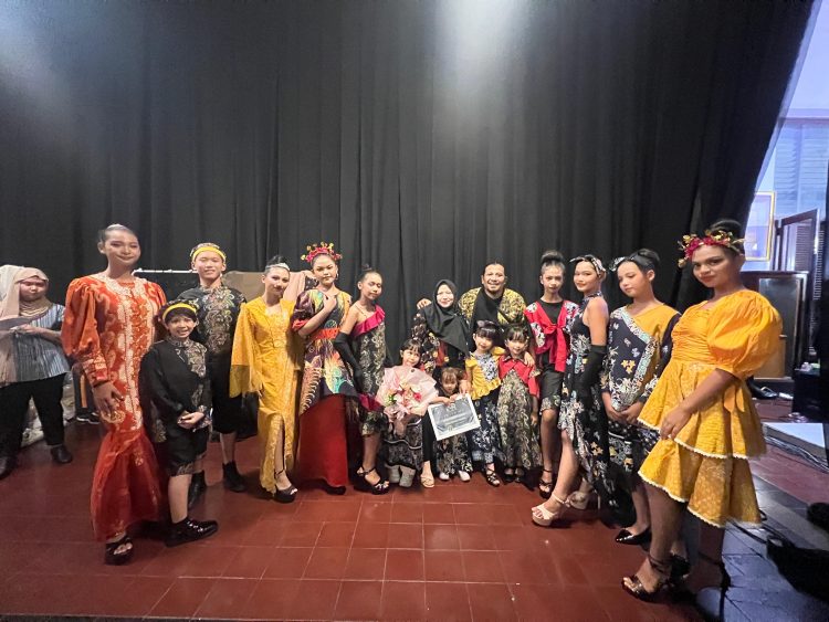 Komunitas Batik Bekasi Angkat Batik Khas Daerah di Indonesia Fashion Runway Jakarta