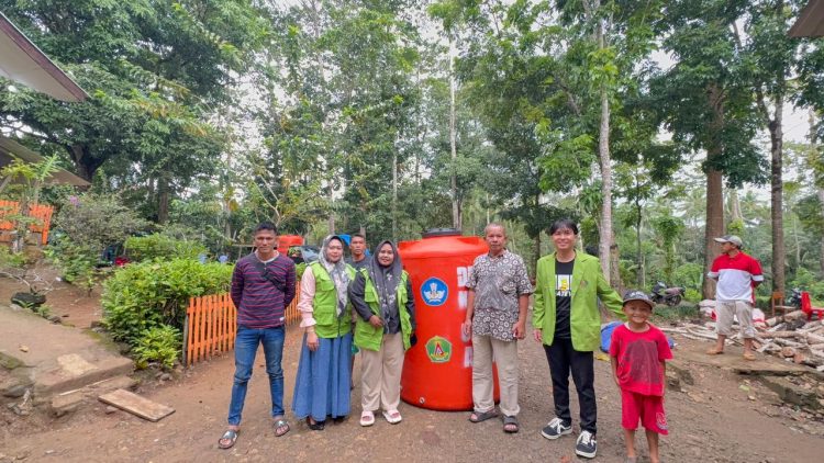 Ditjen Risbang Kemdiktisaintek Bersama LPPM Universitas Aufa Royhan Hadir Pulihkan Warga Terdampak Banjir di Tapanuli Selatan