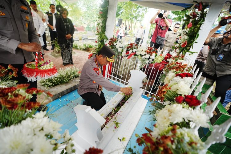 Ziarah Makam hingga Groundbreaking Museum Marsinah, Kapolri: Kenang Pahlawan Nasional Buruh