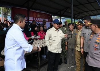 Kapolri Dampingi Presiden Cek Lokasi Pengungsian Korban Banjir di Tapteng