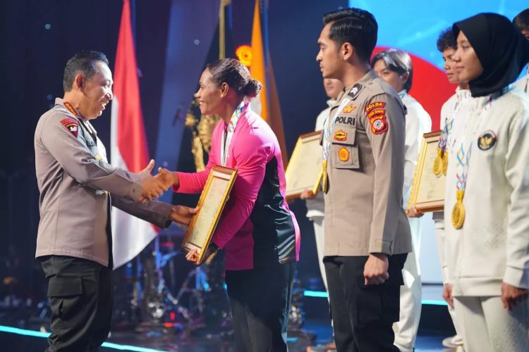Kapolri Serahkan Penghargaan ke 139 Peraih Medali SEA Games