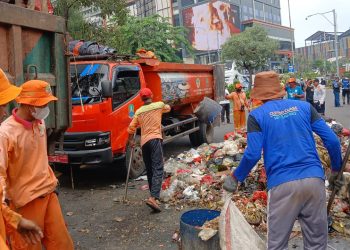 Truk Sampah DLH Kota Bekasi Terguling di Simpang Pekayon, Sopir Dilarikan ke RSUD