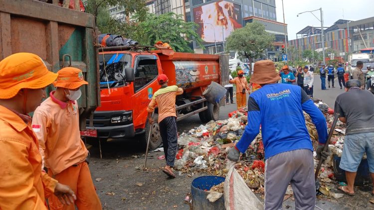 Truk Sampah DLH Kota Bekasi Terguling di Simpang Pekayon, Sopir Dilarikan ke RSUD