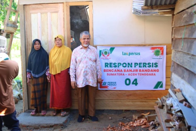 Aksi Kemanusiaan, Senator Nuh Serahkan Kunci Huntara pada Korban Bencana di Kuta Cane