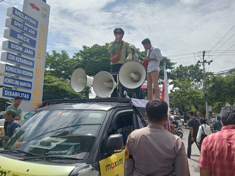 Puluhan Mahasiswa Bersama Korban Penipuan Emas Desak Kapolrestabes Makassar Tindaklanjuti Kasus Sejak 2024