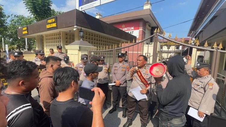 LPM Sunggal Kembali Gelar Aksi ke-6 di Polrestabes Medan, Desak Penangkapan Seluruh Pelaku Pengeroyokan