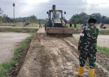 Anggota Koramil 13/Baktiya dan personil Yon Zipur 17 Kodam VI/Mulawarman Bersihkan Akses Jalan Pasca Banjir di Desa Tanjung Kleng