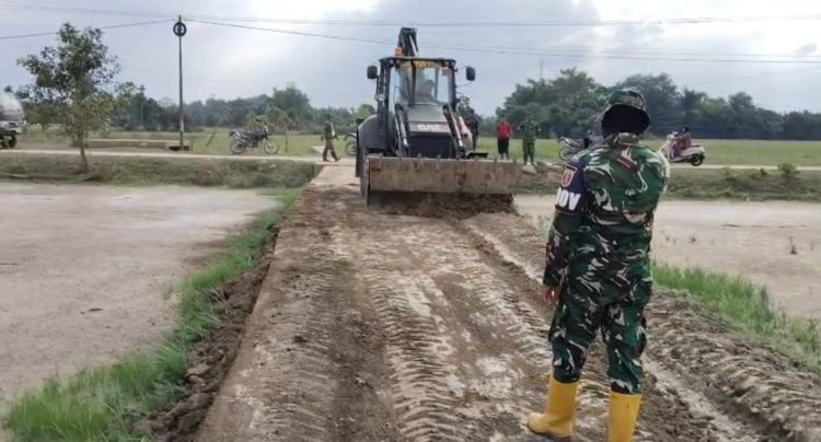 Anggota Koramil 13/Baktiya dan personil Yon Zipur 17 Kodam VI/Mulawarman Bersihkan Akses Jalan Pasca Banjir di Desa Tanjung Kleng