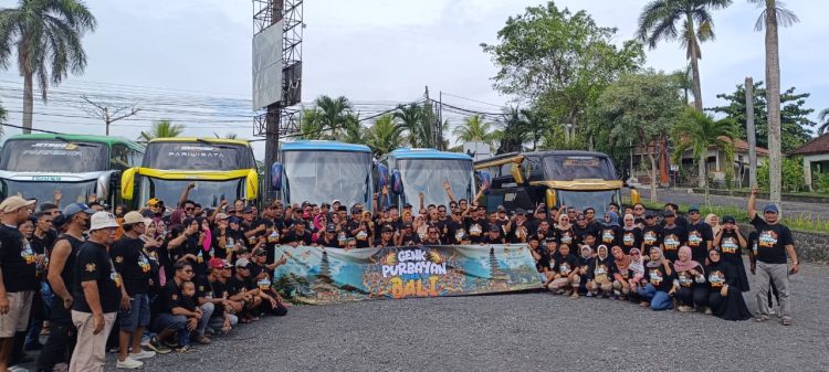 Naik Bus Bersama Warga, Ketua Umum PKR Ajak Masyarakat Purbayan Wisata ke Bali