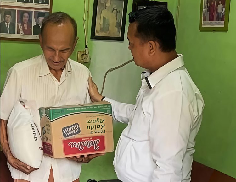 Ipda Tom Ritonga Polres Labuhanbatu Turun Langsung Bantu Lansia Sebatang Kara yang Luput dari Bantuan Pemerintah